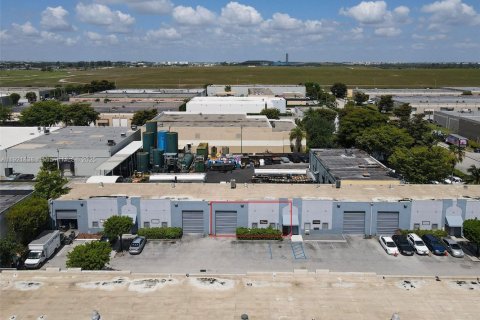 Propiedad comercial en venta en Doral, Florida № 2082756 - foto 3