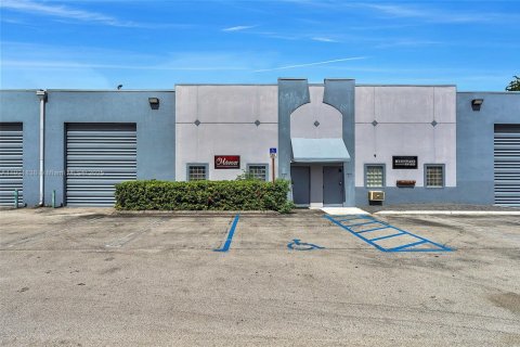 Propiedad comercial en venta en Doral, Florida № 2082756 - foto 19