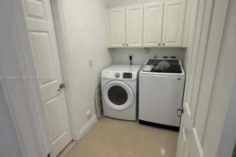 House in Doral, Florida 4 bedrooms, 324.69 sq.m. № 2030978 - photo 14