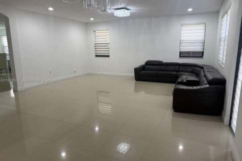 House in Doral, Florida 4 bedrooms, 324.69 sq.m. № 2030978 - photo 7