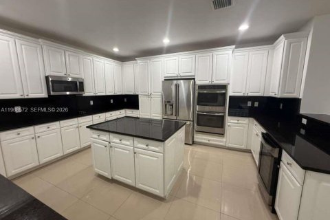 House in Doral, Florida 4 bedrooms, 324.69 sq.m. № 2030978 - photo 10