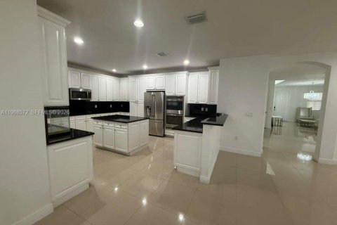 House in Doral, Florida 4 bedrooms, 324.69 sq.m. № 2030978 - photo 8