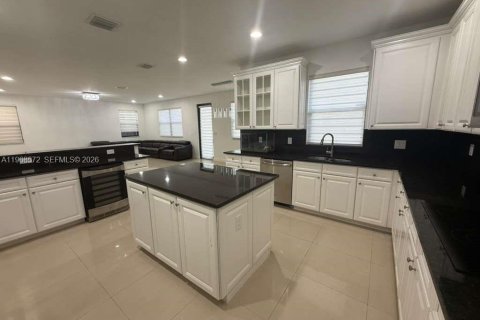House in Doral, Florida 4 bedrooms, 324.69 sq.m. № 2030978 - photo 11