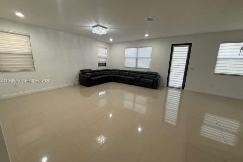 House in Doral, Florida 4 bedrooms, 324.69 sq.m. № 2030978 - photo 6