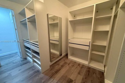 House in Doral, Florida 4 bedrooms, 324.69 sq.m. № 2030978 - photo 24