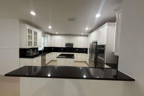 House in Doral, Florida 4 bedrooms, 324.69 sq.m. № 2030978 - photo 9