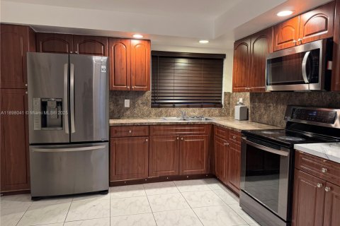 Casa en alquiler en Miami, Florida, 7 dormitorios, 172.98 m2 № 1949406 - foto 3
