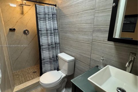 Casa en alquiler en Miami, Florida, 7 dormitorios, 172.98 m2 № 1949406 - foto 8