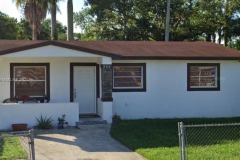 Casa en alquiler en Miami, Florida, 7 dormitorios, 172.98 m2 № 1949406 - foto 1