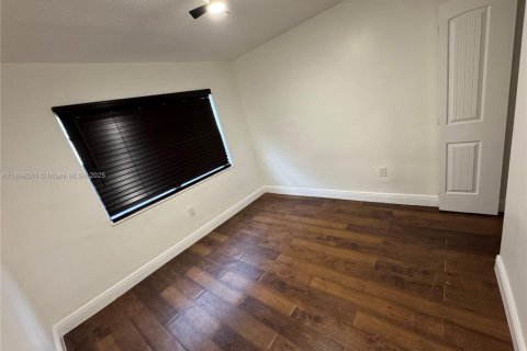 Casa en alquiler en Miami, Florida, 7 dormitorios, 172.98 m2 № 1949406 - foto 9