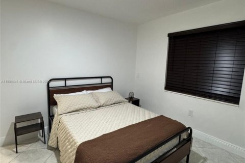 Casa en alquiler en Miami, Florida, 7 dormitorios, 172.98 m2 № 1949406 - foto 18