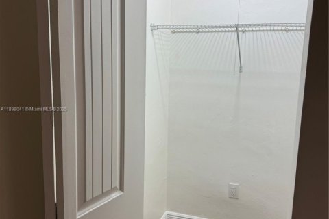 Casa en alquiler en Miami, Florida, 7 dormitorios, 172.98 m2 № 1949406 - foto 10