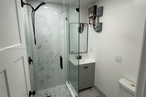 Casa en alquiler en Miami, Florida, 7 dormitorios, 172.98 m2 № 1949406 - foto 12