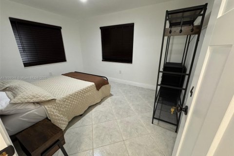 Casa en alquiler en Miami, Florida, 7 dormitorios, 172.98 m2 № 1949406 - foto 17