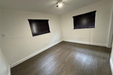 Casa en alquiler en Miami, Florida, 7 dormitorios, 172.98 m2 № 1949406 - foto 11