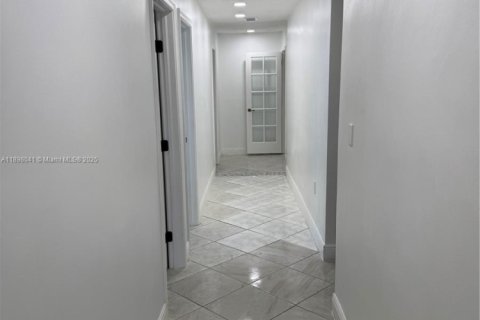 Casa en alquiler en Miami, Florida, 7 dormitorios, 172.98 m2 № 1949406 - foto 4