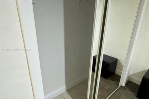 Casa en alquiler en Miami, Florida, 7 dormitorios, 172.98 m2 № 1949406 - foto 16
