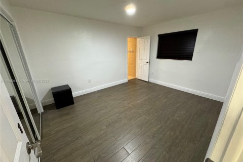 Casa en alquiler en Miami, Florida, 7 dormitorios, 172.98 m2 № 1949406 - foto 5