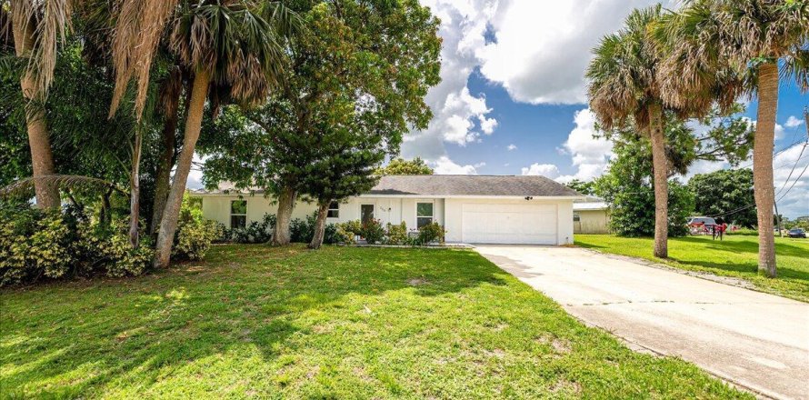 House in Port St. Lucie, Florida 4 bedrooms, 124.67 sq.m. № 2077872