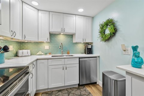 Condo in Largo, Florida, 2 bedrooms  № 1724839 - photo 11