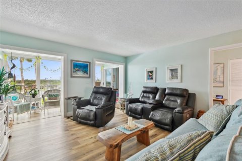 Condo in Largo, Florida, 2 bedrooms  № 1724839 - photo 13