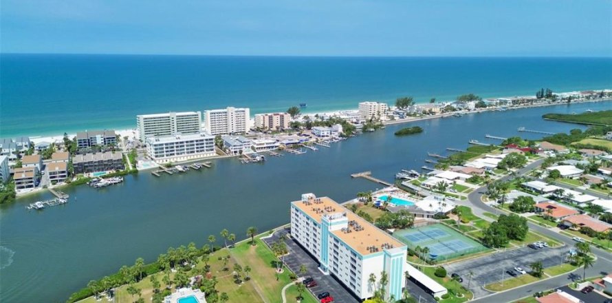 Condo in Largo, Florida, 2 bedrooms  № 1724839