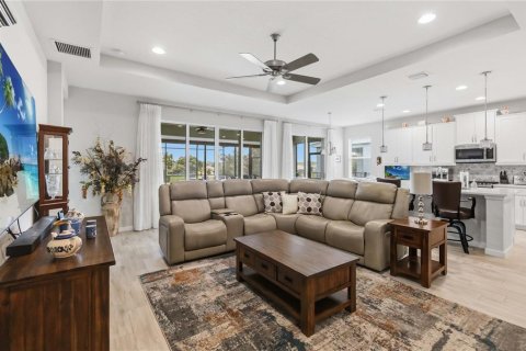 House in DeLand, Florida 3 bedrooms, 202.99 sq.m. № 2312424 - photo 8
