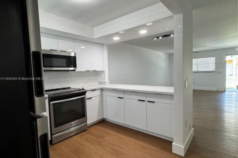 Снять в аренду виллу или дом в Форт-Лодердейл, Флорида 2 спальни, 365.76м2, № 1939293 - фото 9