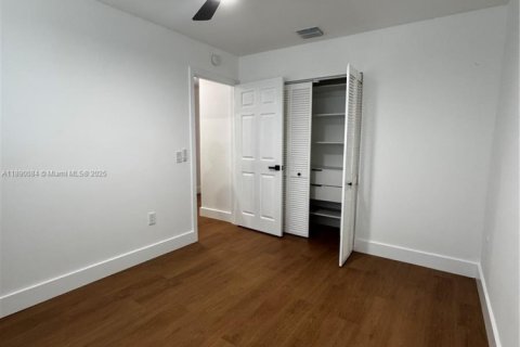 Снять в аренду виллу или дом в Форт-Лодердейл, Флорида 2 спальни, 365.76м2, № 1939293 - фото 26