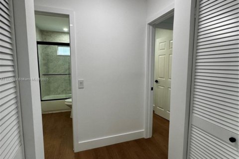 Снять в аренду виллу или дом в Форт-Лодердейл, Флорида 2 спальни, 365.76м2, № 1939293 - фото 13