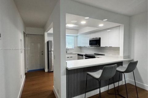 Снять в аренду виллу или дом в Форт-Лодердейл, Флорида 2 спальни, 365.76м2, № 1939293 - фото 14