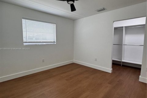 Снять в аренду виллу или дом в Форт-Лодердейл, Флорида 2 спальни, 365.76м2, № 1939293 - фото 21