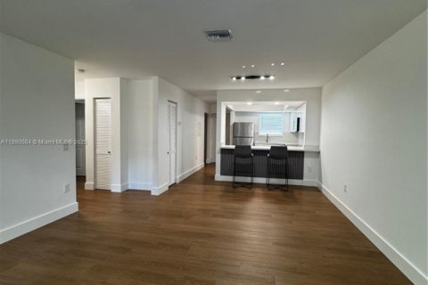 Снять в аренду виллу или дом в Форт-Лодердейл, Флорида 2 спальни, 365.76м2, № 1939293 - фото 16