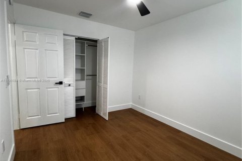 Снять в аренду виллу или дом в Форт-Лодердейл, Флорида 2 спальни, 365.76м2, № 1939293 - фото 27