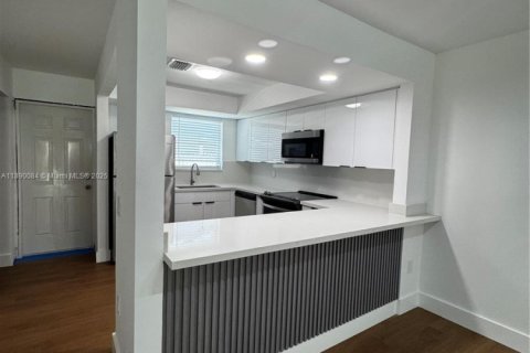 Снять в аренду виллу или дом в Форт-Лодердейл, Флорида 2 спальни, 365.76м2, № 1939293 - фото 12