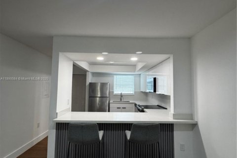 Снять в аренду виллу или дом в Форт-Лодердейл, Флорида 2 спальни, 365.76м2, № 1939293 - фото 15