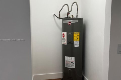 Снять в аренду виллу или дом в Форт-Лодердейл, Флорида 2 спальни, 365.76м2, № 1939293 - фото 30