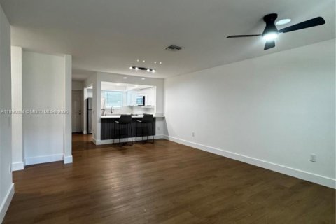 Снять в аренду виллу или дом в Форт-Лодердейл, Флорида 2 спальни, 365.76м2, № 1939293 - фото 17