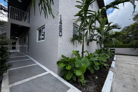 Снять в аренду виллу или дом в Форт-Лодердейл, Флорида 2 спальни, 365.76м2, № 1939293 - фото 1