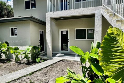 Снять в аренду виллу или дом в Форт-Лодердейл, Флорида 2 спальни, 365.76м2, № 1939293 - фото 5