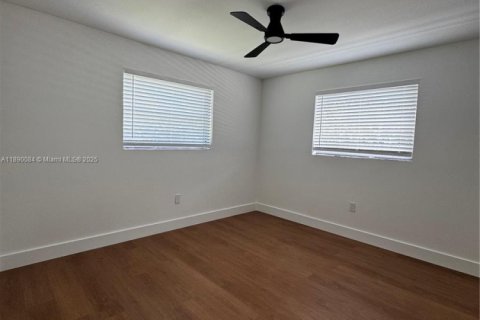 Снять в аренду виллу или дом в Форт-Лодердейл, Флорида 2 спальни, 365.76м2, № 1939293 - фото 22