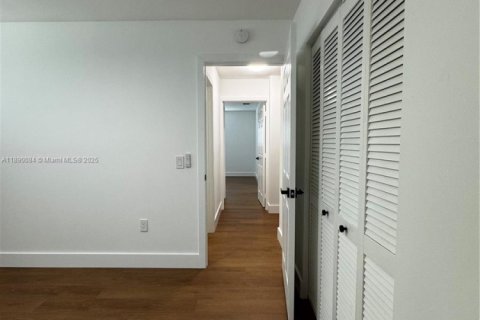 Снять в аренду виллу или дом в Форт-Лодердейл, Флорида 2 спальни, 365.76м2, № 1939293 - фото 24