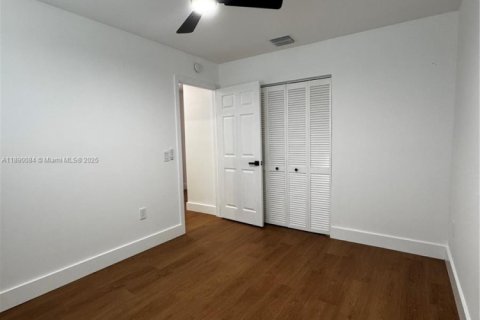 Снять в аренду виллу или дом в Форт-Лодердейл, Флорида 2 спальни, 365.76м2, № 1939293 - фото 25