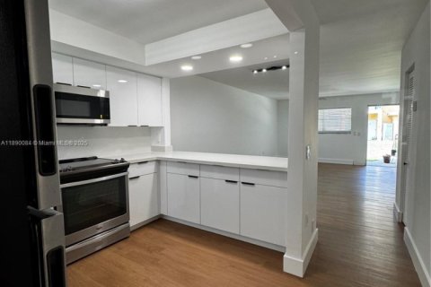 Снять в аренду виллу или дом в Форт-Лодердейл, Флорида 2 спальни, 365.76м2, № 1939293 - фото 10