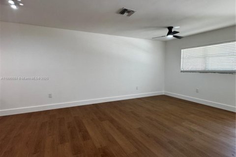Снять в аренду виллу или дом в Форт-Лодердейл, Флорида 2 спальни, 365.76м2, № 1939293 - фото 6