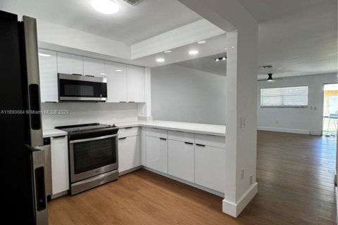 Снять в аренду виллу или дом в Форт-Лодердейл, Флорида 2 спальни, 365.76м2, № 1939293 - фото 11