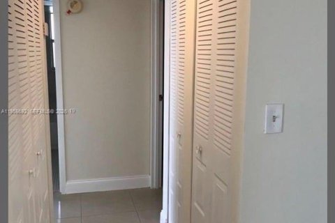 Condo in North Lauderdale, Florida, 2 bedrooms  № 2017771 - photo 6