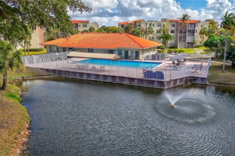 Condo in North Lauderdale, Florida, 2 bedrooms  № 2017771 - photo 24