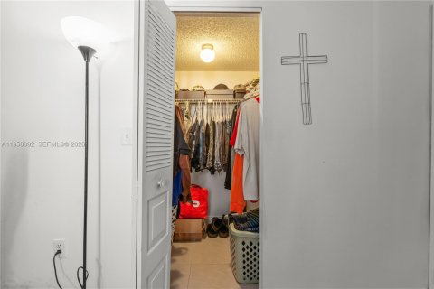 Condo in North Lauderdale, Florida, 2 bedrooms  № 2017771 - photo 15