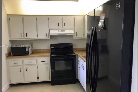 Condo in North Lauderdale, Florida, 2 bedrooms  № 2017771 - photo 2
